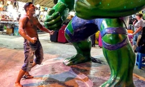 «„Найман“ против Халка». Как Хамитов проводит время в Таиланде