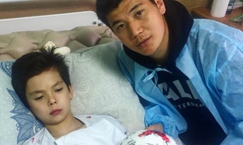 Кайраллиев навестил в больнице юного болельщика «Атырау»