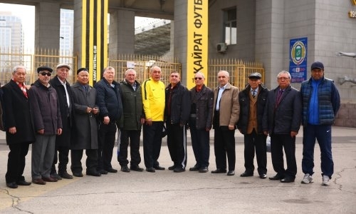 «Кайрат» вручил сезонные абонементы ветеранам клуба