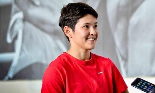 Казахстанка показала силовую разминку с кувалдой