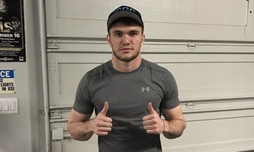 Казахстанский нокаутер прибыл в лагерь Головкина