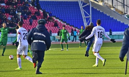 Выбежавшую на поле во время игры фанатку «Иртыша» накажут