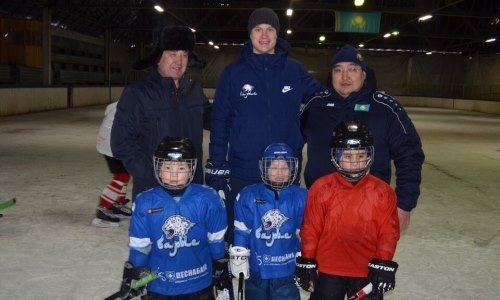 Защитник «Барыса» провёл мастер-класс для юных хоккеистов из Атбасара