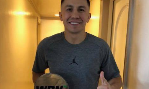 Как Головкин позировал с наградой лучшему боксеру 2017 года