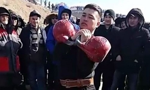 Более 20 спортсменов со всего Казахстана выявляли отношения в гиревом спорте в Мангистау