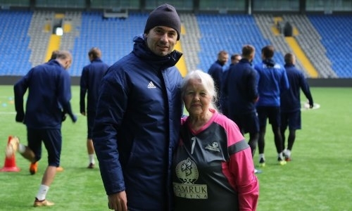 «Астана» поздравила свою 77-летнюю болельщицу