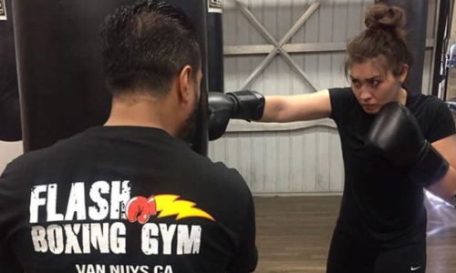 «Мы заслуживали победы». В зале казахстанской боксерши недовольны судейством ее дебютного боя в профи