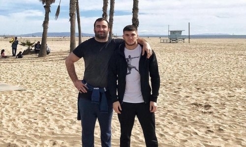 Казахстанский нокаутер встретился с Гассиевым в лагере Головкина