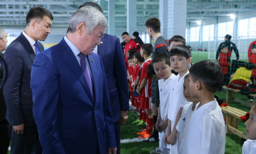 Аким Актюбинской области хочет видеть в футбольном клубе местных игроков