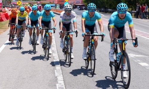 «Было очень сложно вести гонку с шестью гонщиками». Спортивный директор «Астаны» — о третьем этапе «Тура Лангкави»