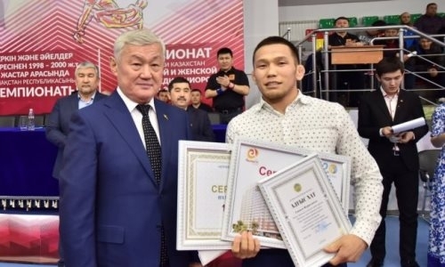 Победителю чемпионата Азии по вольной борьбе вручили ключи от квартиры 