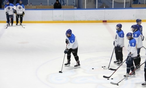 Юниорская сборная Казахстана прилетела в Минск, где сыграет два контрольных матча