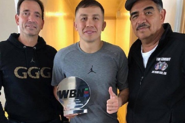 Как Головкин позировал с наградой лучшему боксеру 2017 года