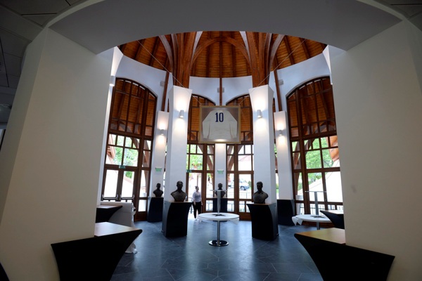 «Частично собор, частично музей». Чудесный стадион, на котором сыграет сборная Казахстана