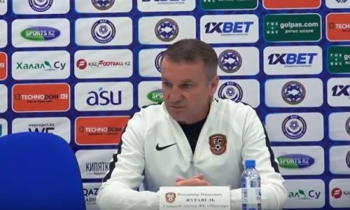 футбольный тренер смотрит на табло