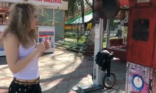 Чемпионка Казахстана мощнейшим ударом сломала автомат по измерению силы