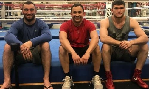 Казахстанский нокаутер продолжает тренировки в одном лагере с Головкиным и Гассиевым