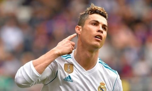 Казахстанка вместо Головкина, сшила чапан для Криштиану Роналду