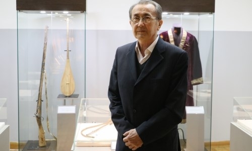 Ветеран спорта изготовил копию домбры Курмангазы для музея Алматы