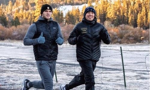 «Стараюсь не отставать». Казахстанский нокаутер продолжает тренировки с Головкиным