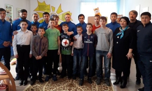 Футболисты и руководство «Экибастуза» посетили детский дом