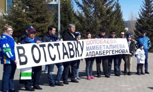 Фанаты «Барыса» провели акцию протеста против руководства и тренера клуба