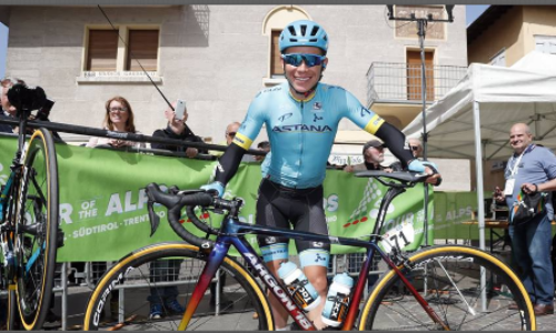 «Это самолет? Птица? Нет, это Супермен Лопес». Велосипед капитана «Астаны» раскрасили в индивидуальным стиле