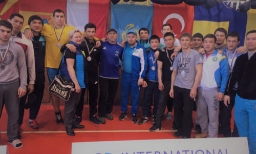 Казахстанские борцы выиграли два «золота» на турнире в Болгарии