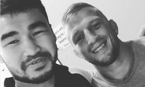 Казахстанский боксер встретился с чемпионом UFC