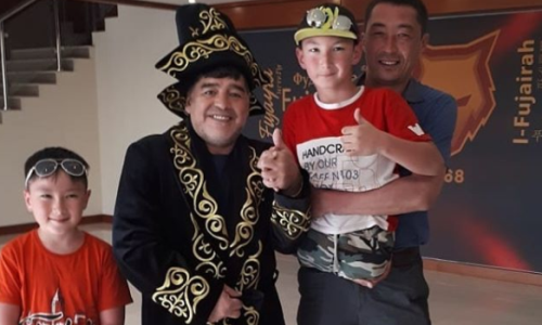 Родившийся без ног мальчик подарил Марадоне казахский чапан