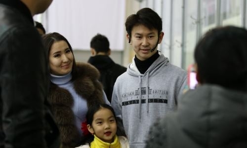 Тен провел мастер-класс для любителей фигурного катания в Атырау