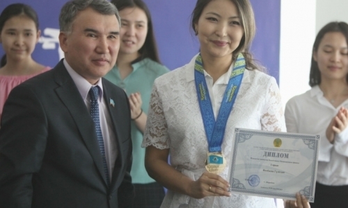 Казахстанская шахматистка сделала мужу оригинальный подарок