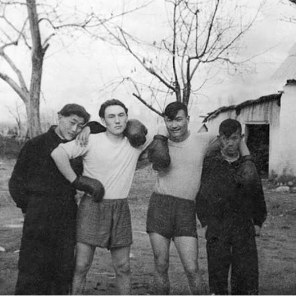 Фото молодого Назарбаева в боксёрских перчатках опубликовали в сети