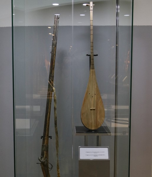 Ветеран спорта изготовил копию домбры Курмангазы для музея Алматы