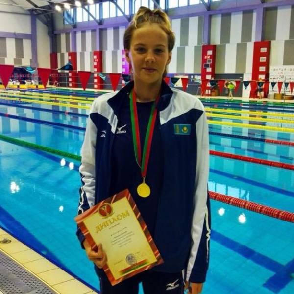 Казахстанская пловчиха за явным преимуществом победила на открытом чемпионате Беларуси