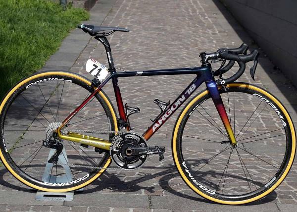 «Это самолет? Птица? Нет, это Супермен Лопес». Велосипед капитана «Астаны» раскрасили в индивидуальным стиле