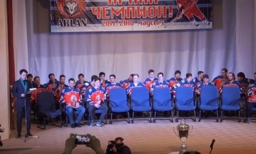 Видео встречи хоккеистов «Арлана» с болельщиками 
