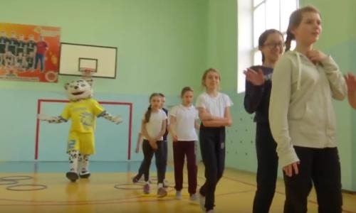 Видео посещения «Астаной» немецкой гимназии в рамках акции «Футбол — детям»