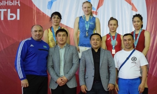 Определились победители чемпионата Казахстана по женской борьбе в восьми весовых категориях