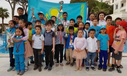 Сборная Казахстана заняла первое место на чемпионате мира по шахматам среди школьников