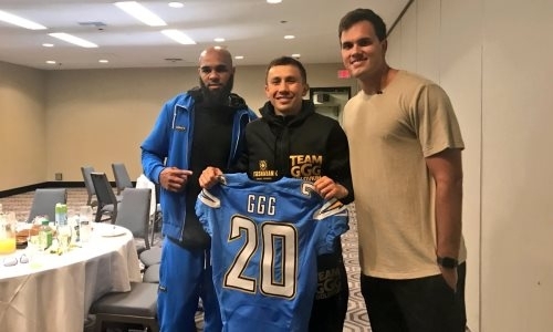 Головкину подарили именной джерси клуба НФЛ