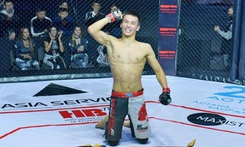 Казахстанец одержал досрочную победу на турнире по ММА в Астане