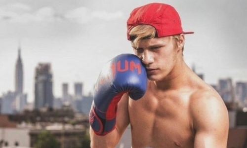 Боксер американской «молодежки» пообещал превзойти и нокаутировать Головкина