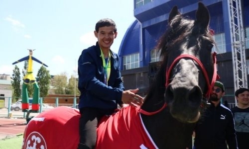 Абсолютному чемпиону марафона в Атырау подарили коня