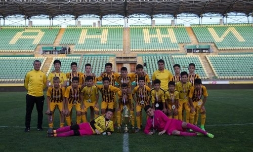 Тренер и вратарь «Кайрата» получили личные награды на международном турнире среди воспитанников