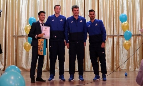 Игроки «Астаны» наградили студентов Аграрного Университета