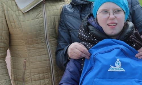 «Астана» подарила детям с ограниченными возможностями 200 клубных рюкзаков