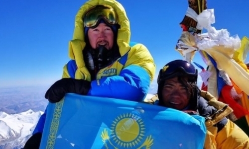 Министр обороны поздравил казахстанского альпиниста с восхождением на Эверест 