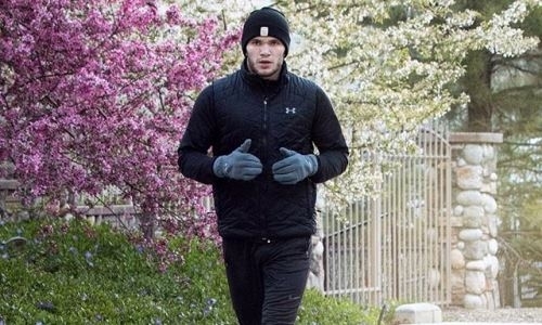 Казахстанский нокаутер продолжает тренировки в одном лагере с Головкиным