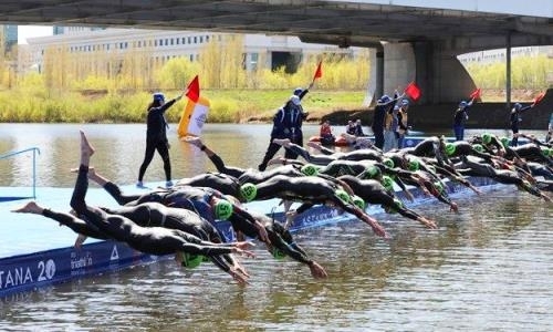 Этап Кубка мира по триатлону среди мужчин стартовал в Астане